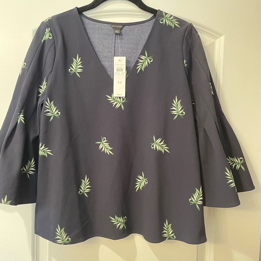 Ann Taylor xsmall navy floral top w 3/4 bell sleeves